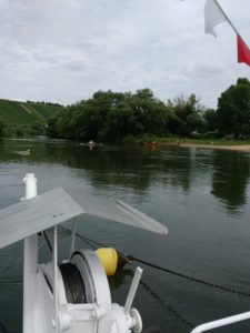 Landdienst auf der Fähre, Ruderer am Strand